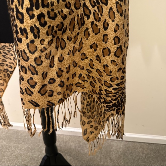 🔥 Leopard Print Fringe Scarf - Picture 3 of 6